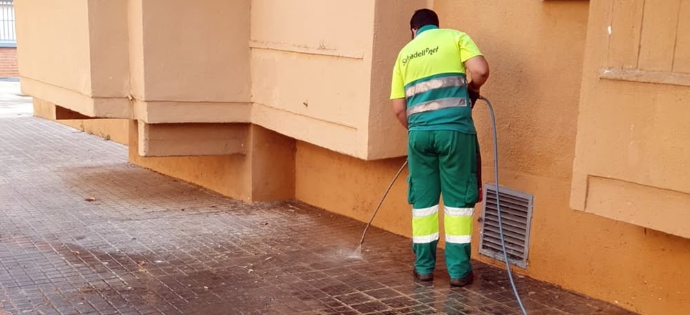 Foto portada: un operari de la neteja, a la Roureda. Autor: cedida.