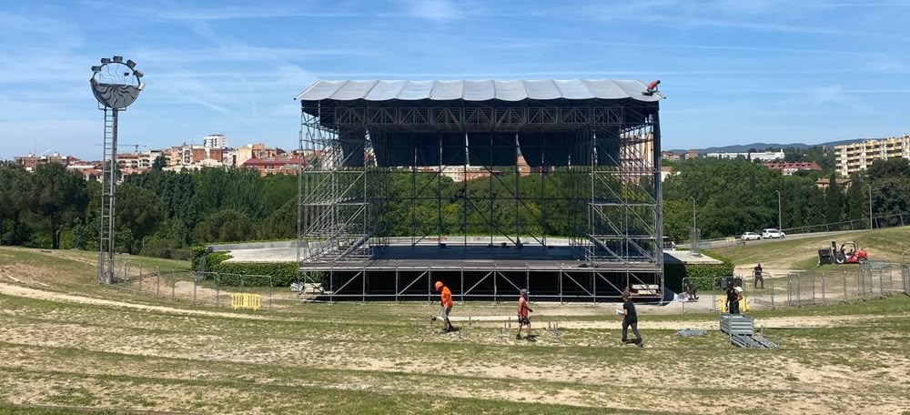 Foto portada: l'escenari de l'Embassa't i l'Observa, a l'amfiteatre del parc de Catalunya. Autor: cedida.