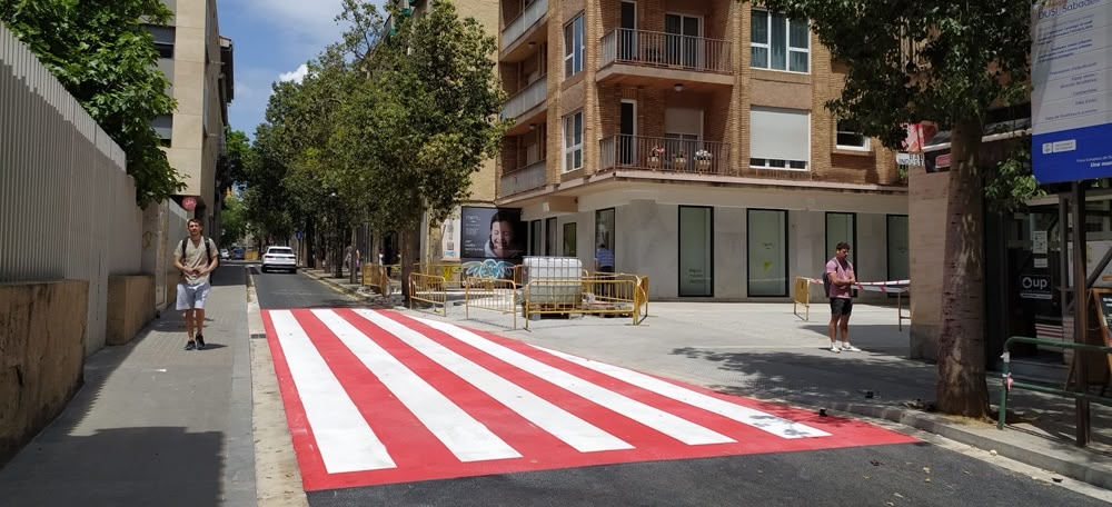 Foto portada: el pas de vianants del carrer Sant Joan amb el carrer Indústria, aquest migdia. Autor: J.d.A.