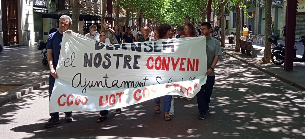 Foto portada: un moment de la manifestació, aquest dilluns a la Rambla. Autor: cedida.