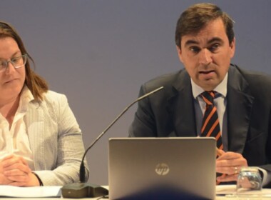 Foto portada: la regidora de Desenvolupament Urbà, Mar Molina, i el president d'Aigües Sabadell, Enric Blasco. Autor: David B.