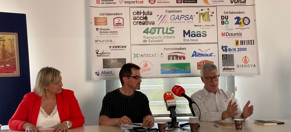 La regidora Laura Reyes, el vicepresident de la Unió Ciclista de Sabadell, Antoni Soler i el president de la Federació Catalana de Ciclisme, Joaquim Vilaplana, durant la presentació del Campionat de Ciclisme de Catalunya. Autor: Àlex Bello.