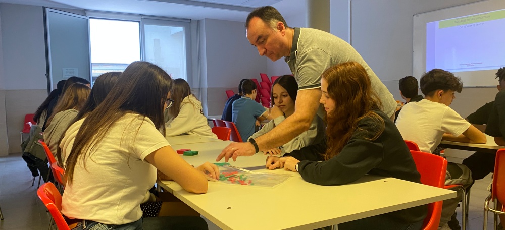 El professor Jordi Mercadé impartint una classe matemàtiques a l'Escola Sagrada família Sabadell en el marc del projecte Erasmus +. Autor: Àlex Bello.