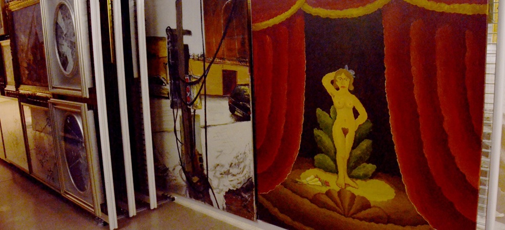 Foto portada: alguns dels quadres del fons del Museu d'Art. A la dreta, una pintura amb aires de cabaret de Ramiro Fernández. Autor: David B.