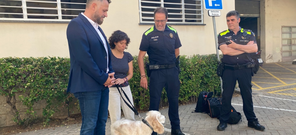 El tinent d'alcaldessa Jesús Rodríguez i la tinenta d'alcaldessa Marta Morell, juntament amb dos membres de la Unitat Canina de la Policia Municipal de Sabadell durant la presentació del curs per a propietaris de gossos. Autor: Àlex Bello.