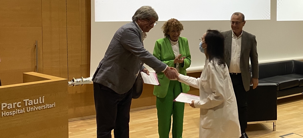 El director de l’I3PT, Lluís Blanch, i la presidenta del Taulí, Mariona Creus, entregant una de les beques. Autora: J. Ramon