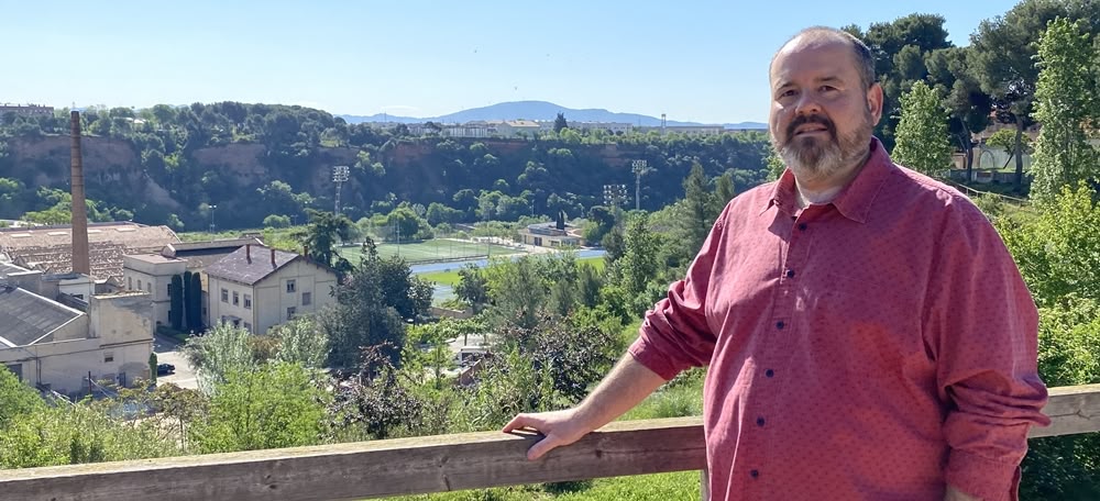 El portaveu, Joan Mena, d'En Comú Podem al mirador d'Egara, amb el Ripoll al fons. Autora: J. Ramon