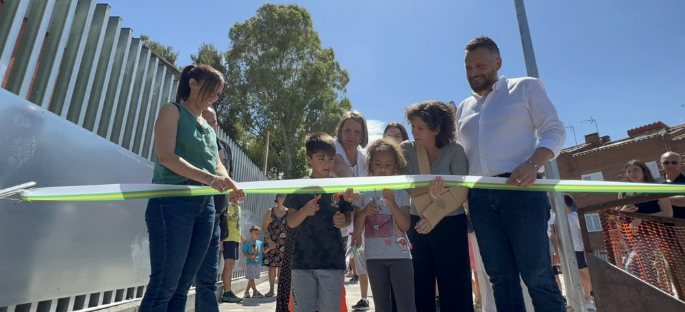 Un nen tallant la cintura d'inauguració del camí escolar del Pau Casals, aquesta tarda. Autor: cedida