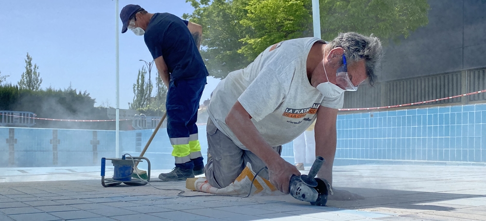 Treballs a la piscina de Sabadell Sud, aquest divendres. Autora: J. Ramon