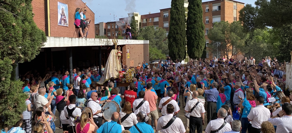 La Virgen de la Fuensanta sortint de la parróquia Sagrat Cor, a Ca n'Oriac. Autora: J. Ramon