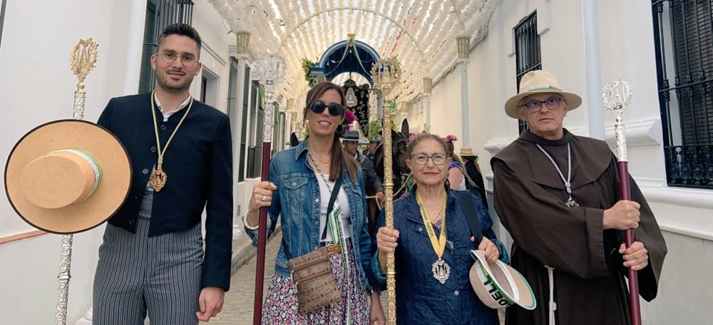 Foto portada: el president de la Hermandad del Rocío a Sabadell, Toni Valenzuela i l'alcaldessa de Sabadell, Marta Farrés, entre altres.