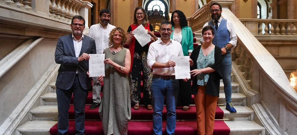 Foto portada: dirigents d'ERC al Parlament. Entre ells el portaveu a l'Ajuntament, Gabriel Fernàndez, i l'exalcalde i diputat Juli Fernàndez. Autor: cedida.