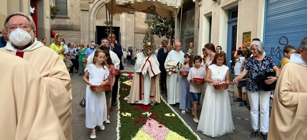 Foto portada: processó de Corpus, aquest diumenge al vespre. Autor: Ajuntament Sabadell /cedida.