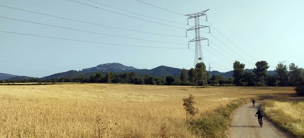 Foto portada: camps de conreu entre Sabadell, Terrassa i Matadepera, a l'oest de la carretera de Matadepera, per on podria discórrer la Ronda Sabadell - Terrassa. Autor: J.d.A.