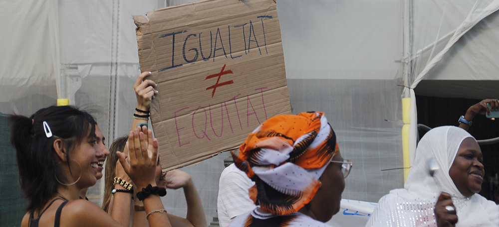 Un dels cartells alçats durant la manifestació. Autora: Lucia Marin