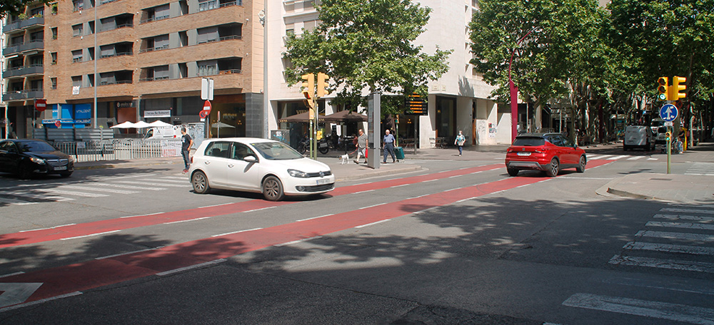 Cantonada entre la Gran Via i l'eix Avinguda de Barberà - Rambla. Autora: Lucía Marín.
