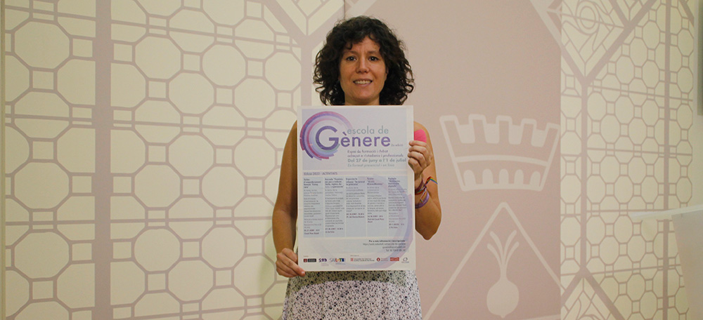 Marta Morell, presentant el cartell de la 2a edició d'Escola de Gènere. Autora: Lucia Marin.