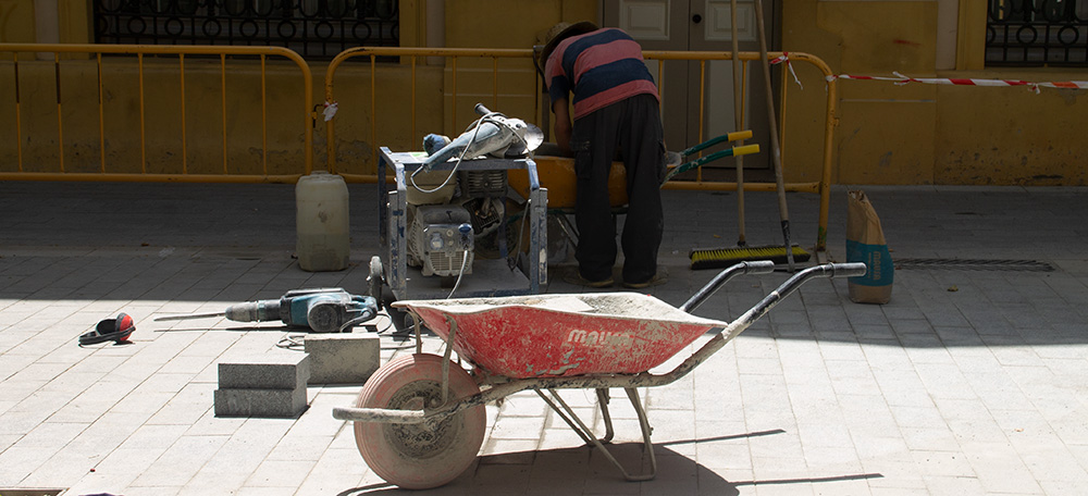 Foto portada: un treballador de l'obra pública, als treballs del carrer Indústria. Autora: L.Marín.