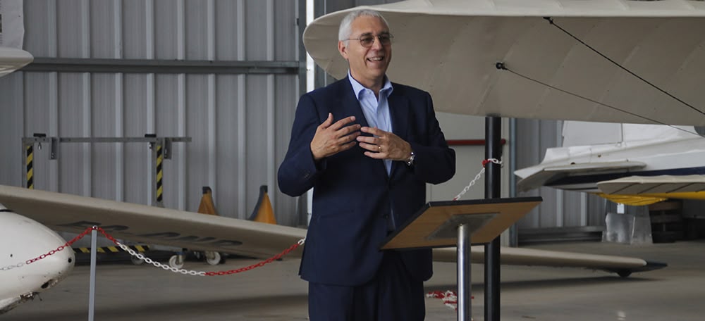 El president de l'Aeroclub Barcelona-Sabadell, Pere.Joan Nogueroles, a la presentació del primer avió elèctric a Espanya. Autora: Lucia Marin