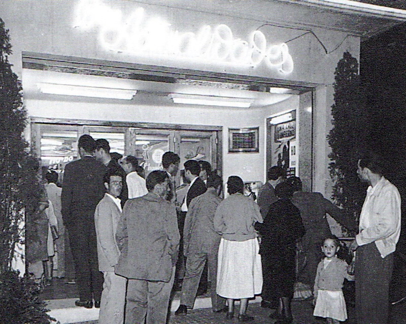 Inauguració del cinema Actualidades a la Rambla cantonada Les Planes, 3 juliol 1956.