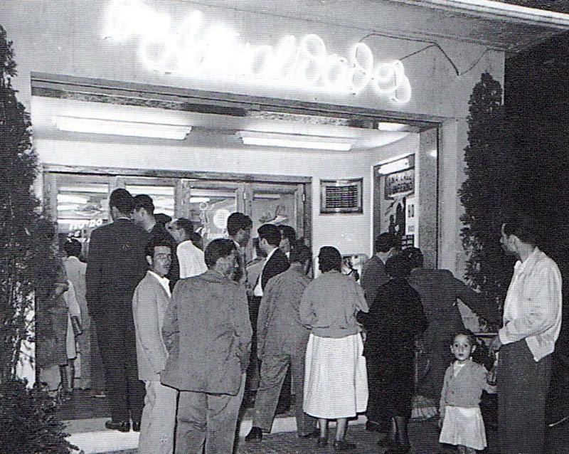 Inauguració del cinema Actualidades a la Rambla cantonada Les Planes, 3 juliol 1956.
