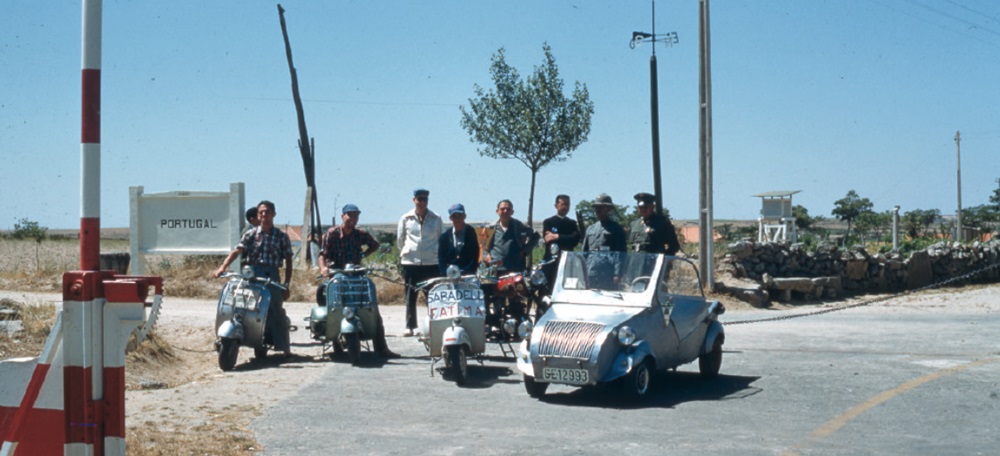Frontera amb Portugal. El “Biscúter” en primer terme, 28 de juliol de 1957, (Temputeca d’Oriol Garriga Gusi).