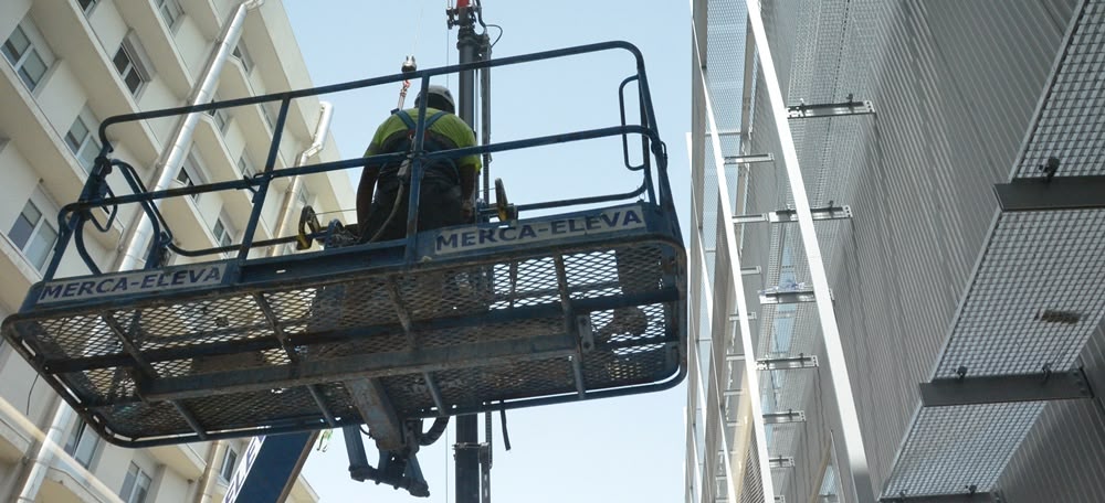 Operaris encara treballant a l'exterior de l'edifici. Autor: David B.