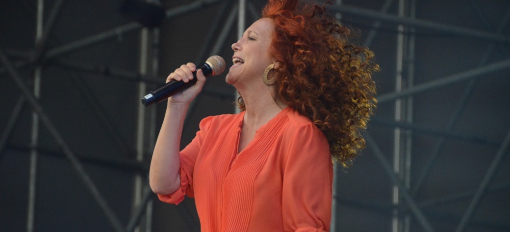 La cantant Dàmaris Gelabert, aquest diumenge a la tarda, al Festival Observa. Autor: David B.