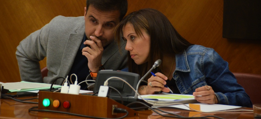 Foto portada: el tinent d'alcaldessa Pol Gibert i l'alcaldessa Marta Farrés, al ple municipal de juny de 2022. Autor: David B.