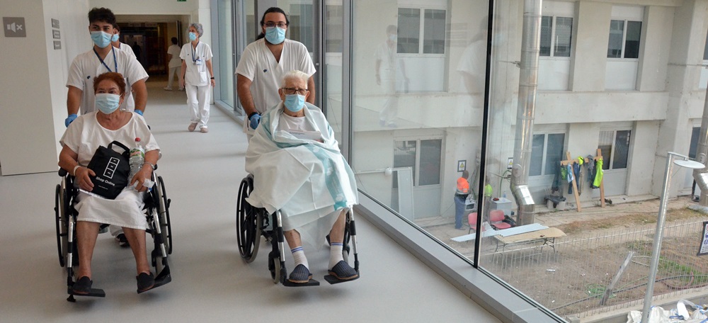 Foto portada: trasllat de pacients a l'Edifici Ripoll, aquest migdia. Autor: David B.