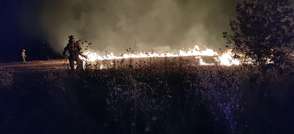 Foto portada: incendi de matolls en un camp de cultiu de Torre-romeu, la revetlla 2022. Autor: ADF / cedida.