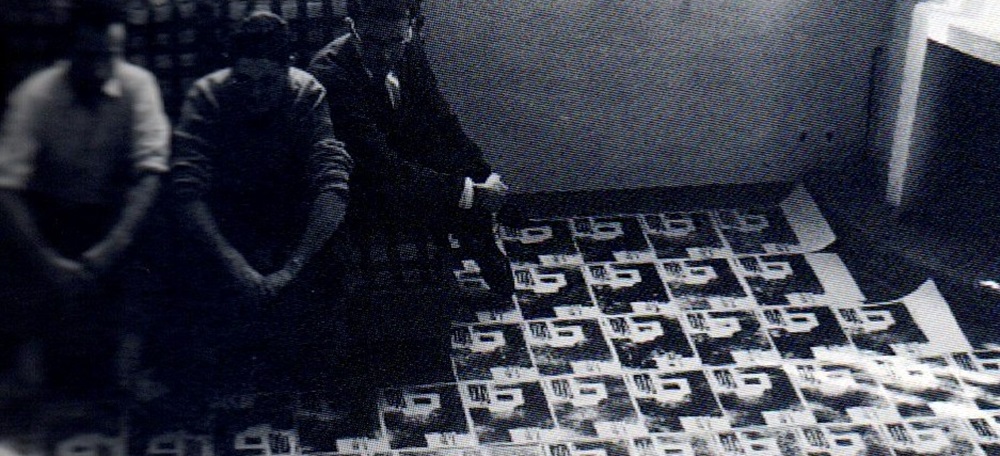 Castells, Borrell i Bermúdez en una pausa d'una tirada a mà de la xilografia de Borrel pel n. 4 de Riutort (octubre 1957)