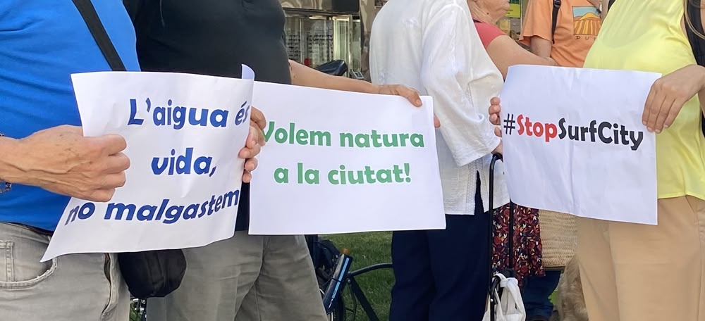 Cartells en contra de Sabadell SurfCity, a la concentració d'aquest divendres a la plaça Sant Roc. Autora: J. Ramon