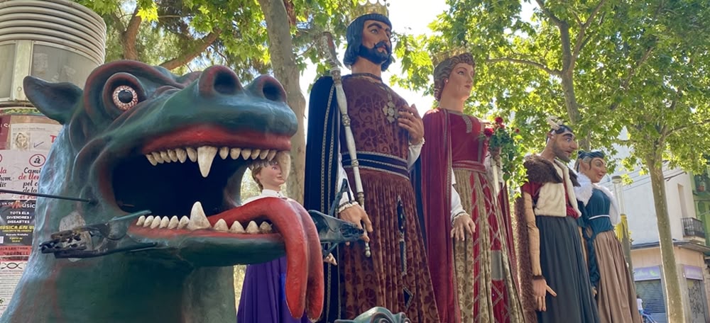 Drac i gegants de Terrassa, a la plaça Les Dones del Tèxtil, aquest diumenge. Autora: J. Ramon