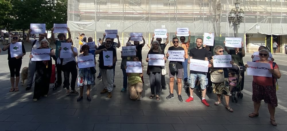 Concentració en contra de la piscina d'onades, aquest divendres a la plaça Sant Roc. Autora: J. Ramon