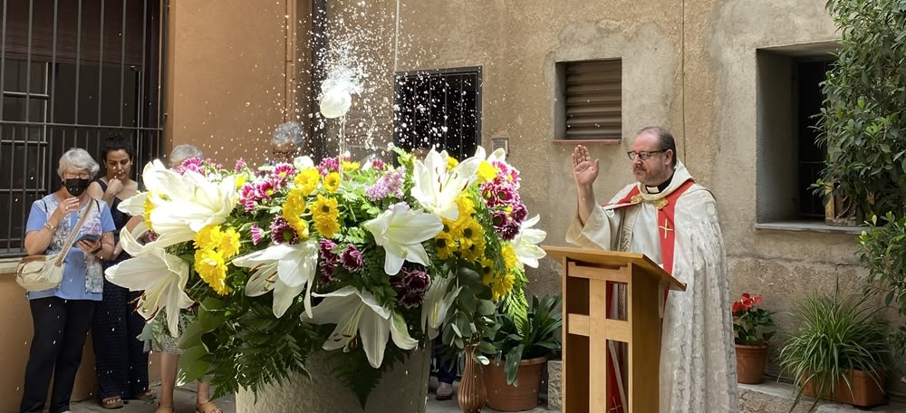 El rector de la parróquia de Sant Félix, Xavier Farrés, venerant 'L'ou com balla'. Autora: J. Ramon