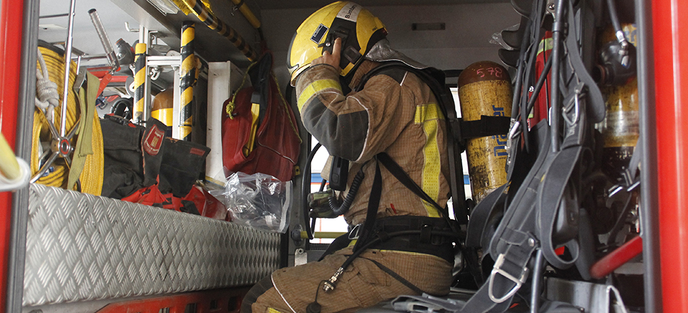 Un bomber preparant-se per una intervenció amb l'equip d'aire. Autora: Lucia Marin