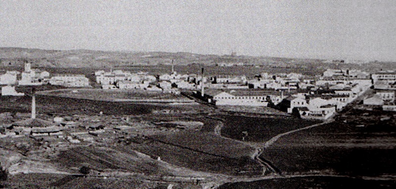 Panoràmica de la Creu Alta amb el camp de futbol del Centre d'Esports (terreny emmurallat amb fusta) al mig de la imatge (1911). Josep Boixadera/AHS.