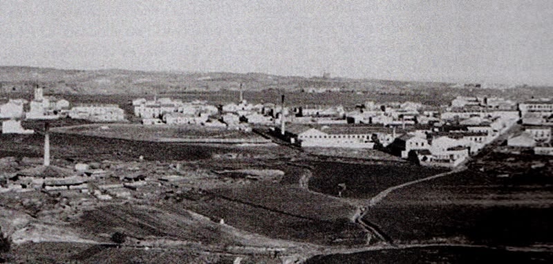 Panoràmica de la Creu Alta amb el camp de futbol del Centre d'Esports (terreny emmurallat amb fusta) al mig de la imatge (1911). Josep Boixadera/AHS.