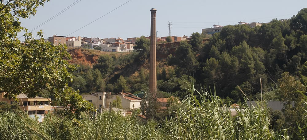 La xemeneia de Cal Grau, al juliol de 2022. Autora: Lucía Marín.