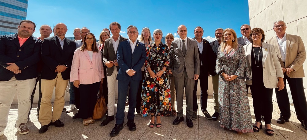 Foto portada: representants del món econòmic i de Junts per Catalunya aquest matí a Sabadell. Entre ells, al mig, la consellera de Justícia, Lourdes Ciuró. Autor: cedida.