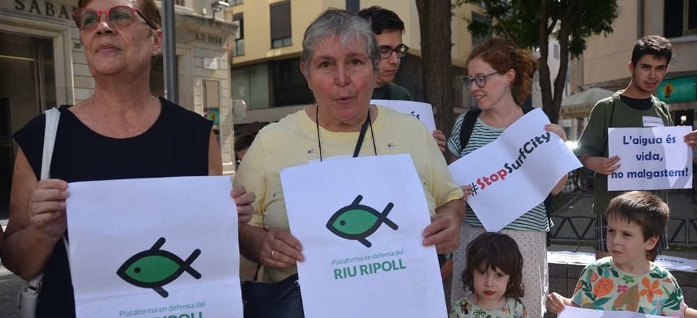 Concentració a les portes del ple contra la piscina d'onades. Autor: David B.