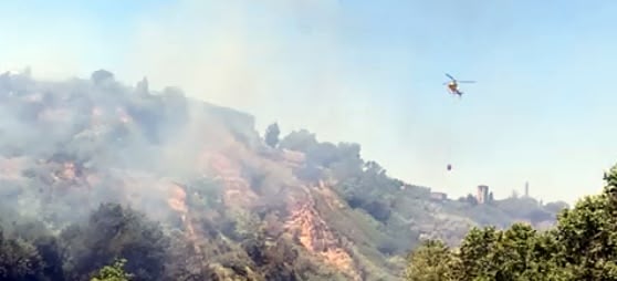 Foto portada: fotograma d'un helicòpter sufocant el foc. Autor: cedida.