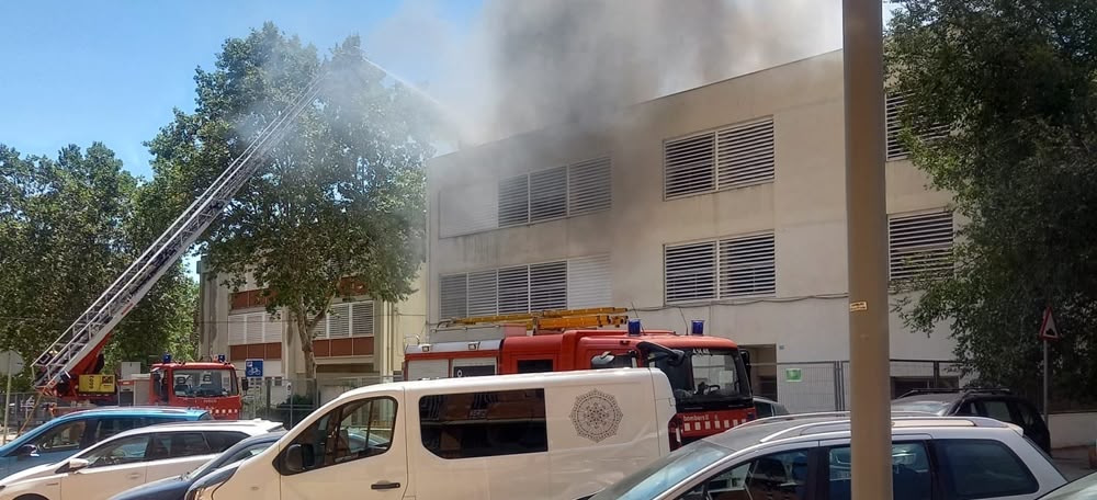 Foto portada: incendi a la teulada de l'escola Can Deu, el 14 de juliol de 2022. Autor: Daniel Brígido / cedida.