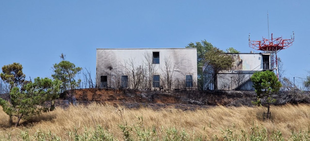 Foto portada: estat d'una de les instal·lacions afectades per l'incendi. Autor: Bombers via Twitter.