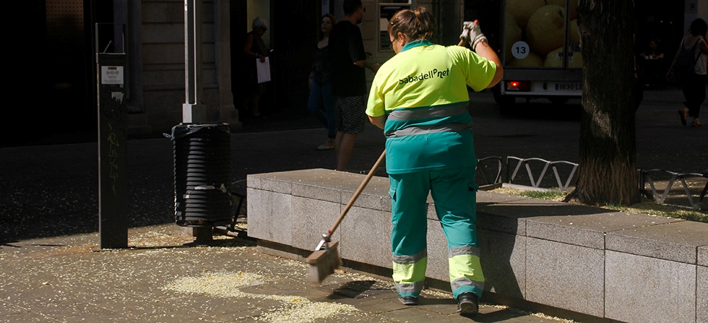 Foto portada: una treballadora de l'empresa SMATSA, a la plaça Sant Roc. Autor: Lucia Marín.