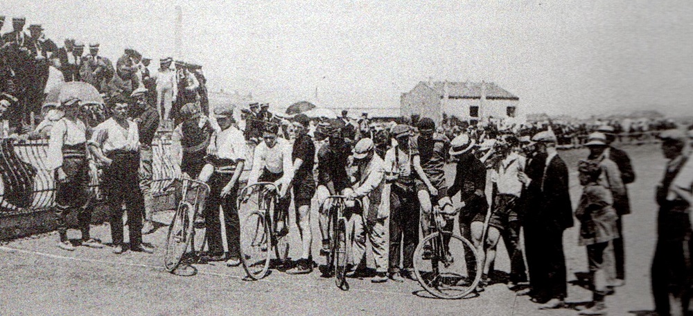 Cursa ciclista al velòdrom de la Creu Alta. Data i autor desconegut,