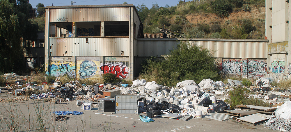 Estat d'una fàbrica abandonada al riu Ripoll, al juliol de 2022. Autora: Lucía Marín.