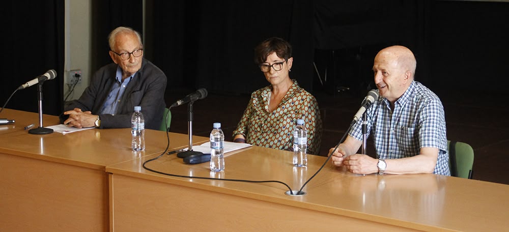 Taula rodona d'Òmnium al Casal Pere Quart. D'esquerra a dreta: Joaquim Clusa, Carme García i Jordi Carbonell. Autora: Lucia Marin