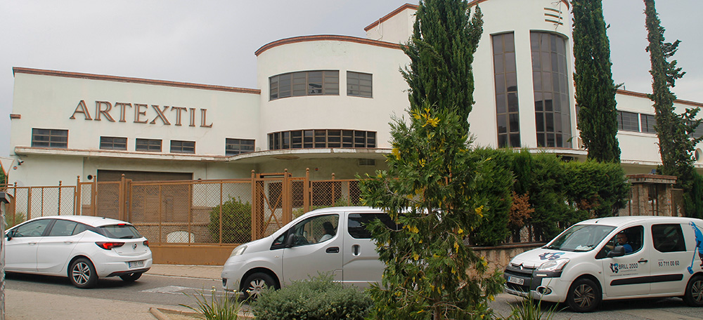 La confluència entre el carrer de Quevedo i l'antiga fàbrica Artextil, al barri de Covadonga, el juliol de 2022. Autora: Lucía Marín.